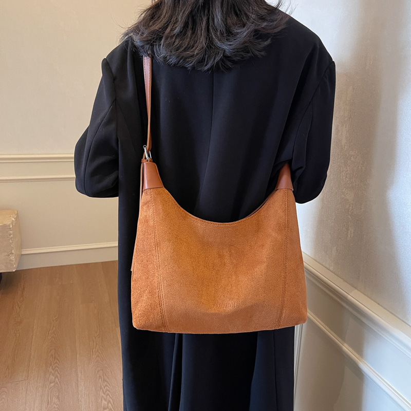 Bolsa de viaje de moda de gran capacidad para mujeres 2025 nuevo retro esmaltado bolso de tote nicho de diseño sensación de hombro