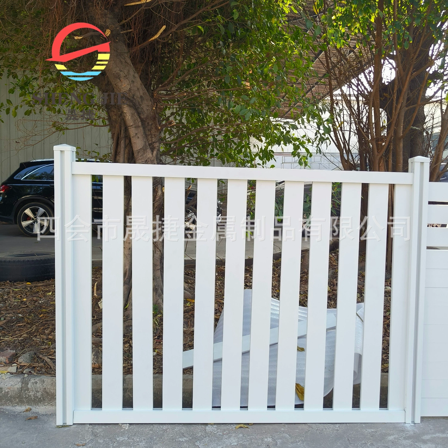 Новая дверь внутреннего двора Современная вилла Двойная дверь сада Двойная дверь простой деревенский двор алюминиевый забор двери