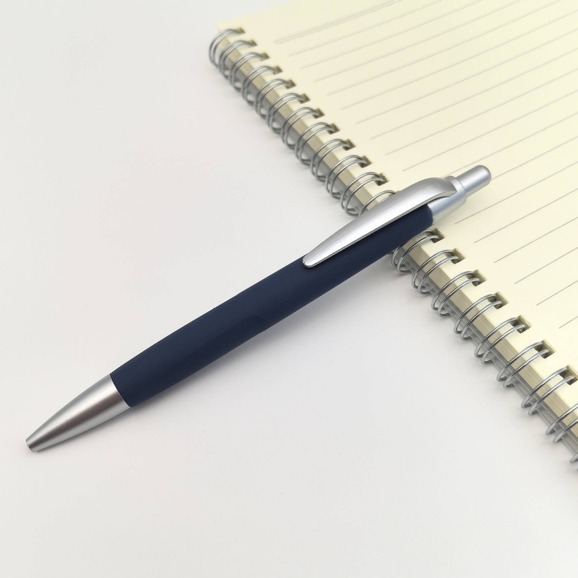 Bolígrafo de regalo de publicidad bolígrafo de bolas de color logotipo personalizado bolígrafo de publicidad de prensa bolígrafo de hotel de negocios