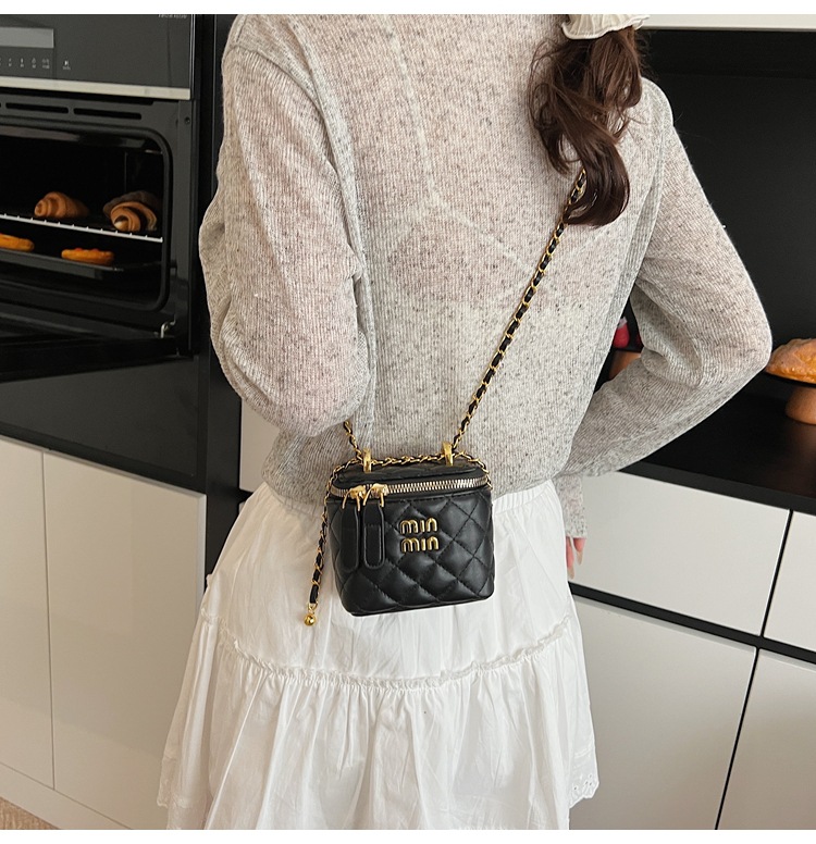 Little Bag Women 2025 Summer New Fashion diamond-shaped chain patent leather crossbody bag, versatile single-shoulder hand-carry bucket bag undefined