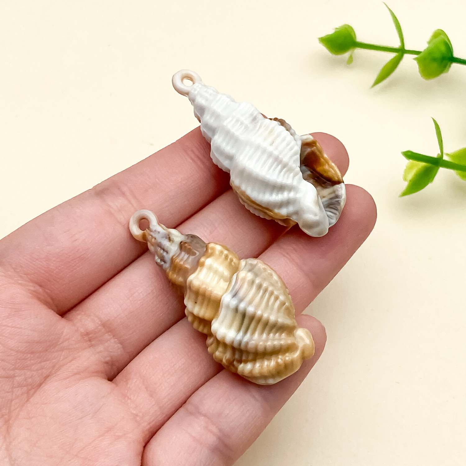 23606-XDX-B112-米黄色亚克力海洋海螺45x19