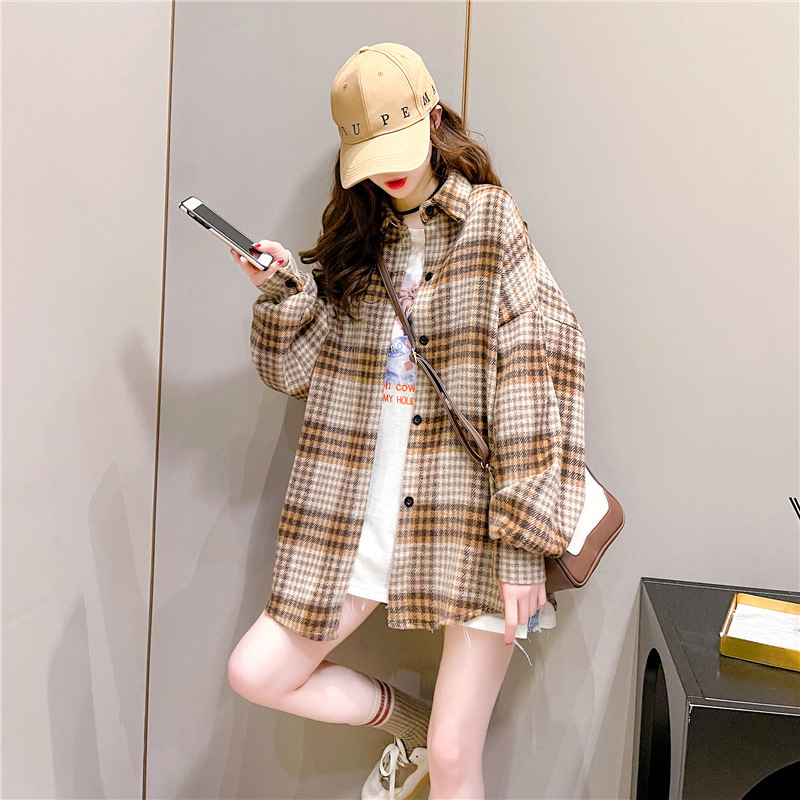 毛の格子のシャツの女性のレトロな港の味は外で百合の長袖の上着を着ます。|undefined