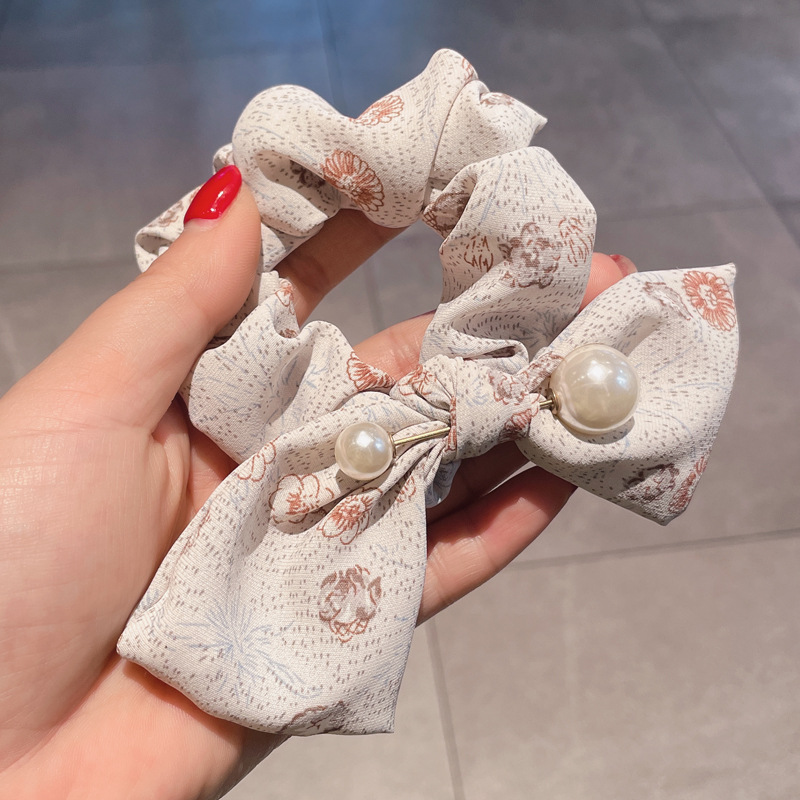 Белая заколка для волос из жемчуга с бантиком