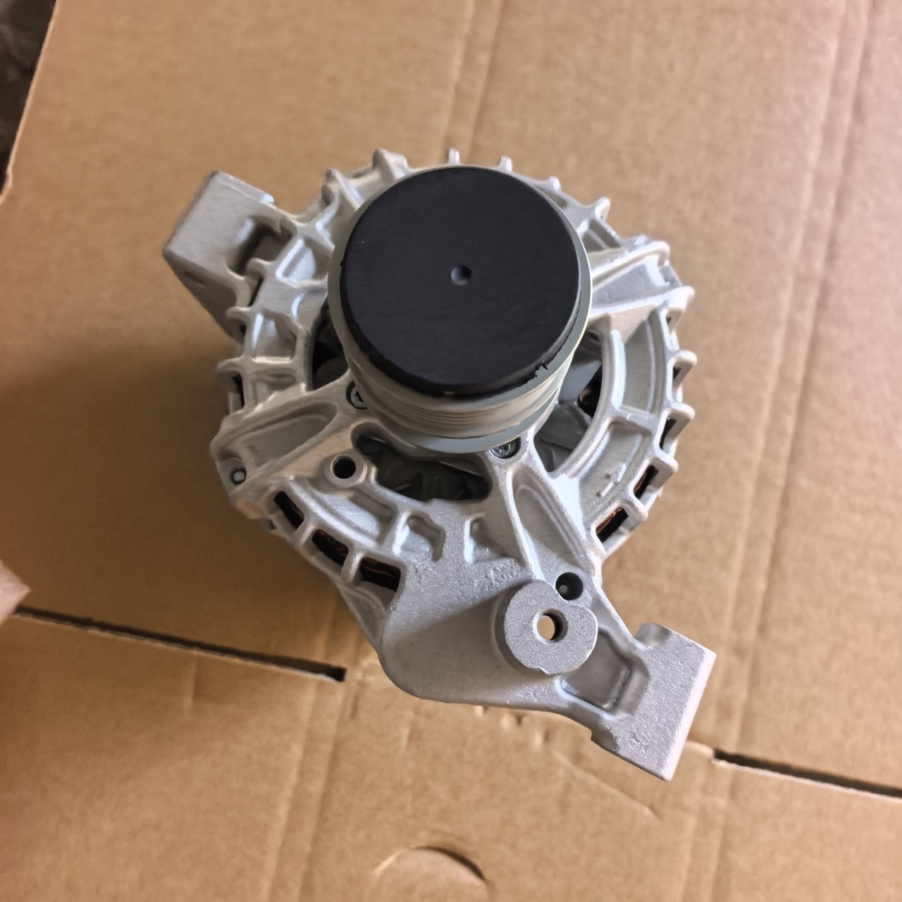 Generator Lr067840 for Discovery Sport 2.0t, Range Rover Evoque 2.0t, Freelander 2 2.0t