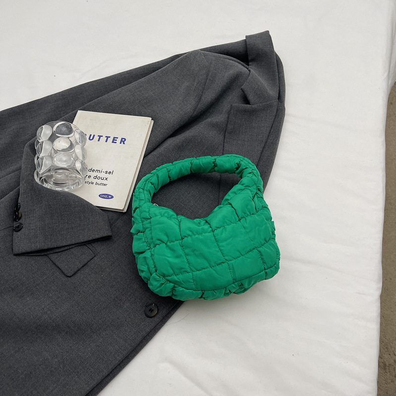 Bolso de nube a cuadros plisados coreanos al por mayor Bolso de axilas 2024 Nuevo estilo de plumón Mini bolso de moda
