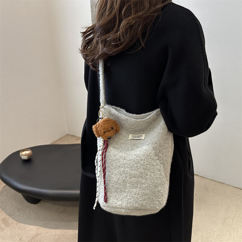 Invierno de gran capacidad lana mochila de hombro 2024 este año popular retro bolsas casuales bolsas casuales bolsas casuales bolsas de cubo para mujeres