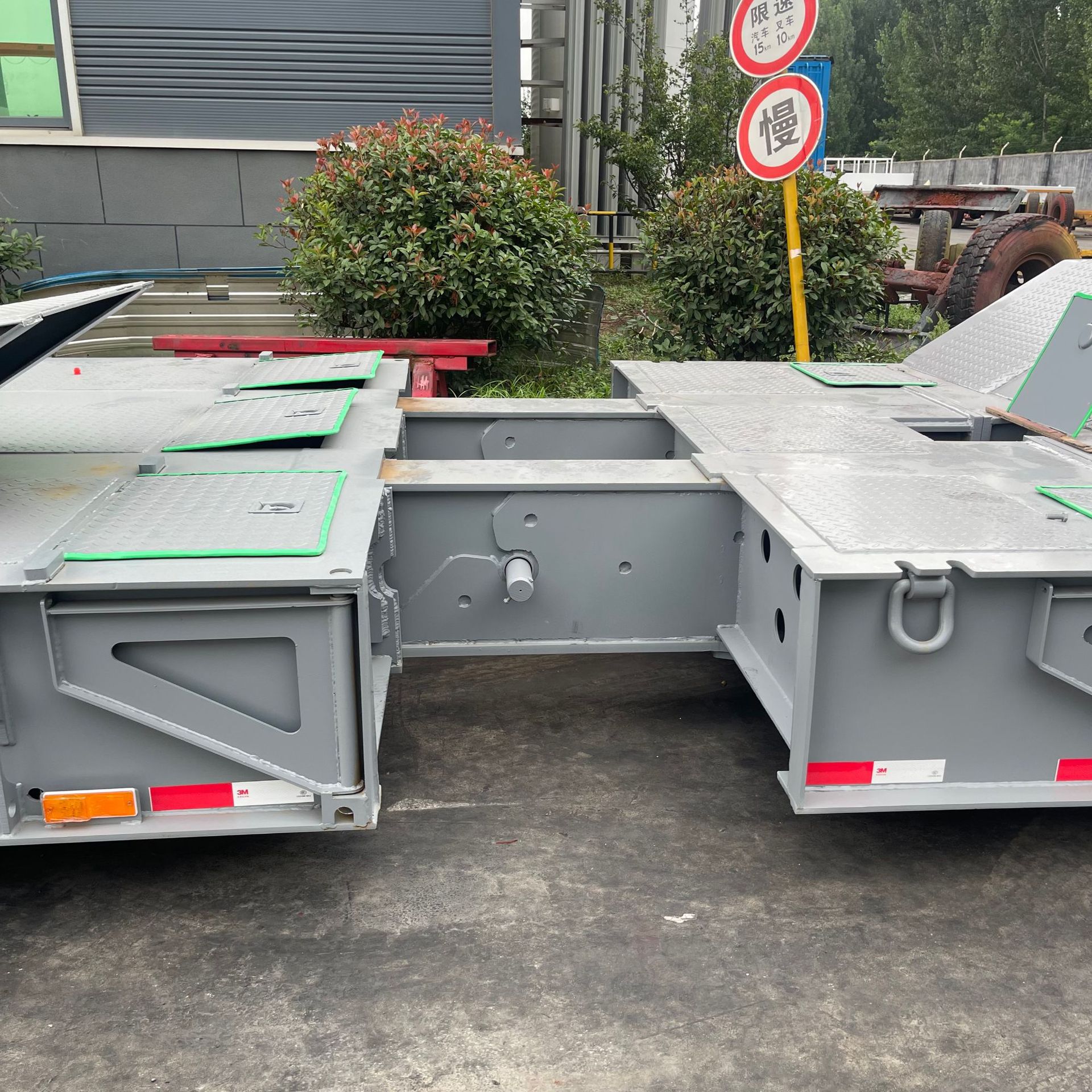 The Factory Supplies and Sells Special Low-Bed Semi-Trailers for Heavy Machinery Transport, Foldable Gooseneck Trailers with Powerful Engines