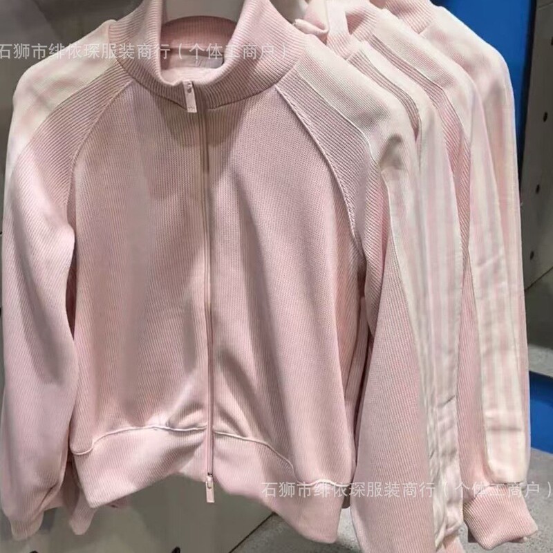 Three-stripe stand-up collar sports jacket with embroidered logo, replica of the boutique's jacquard jacket, loose and breathable cardigan top, trendy Three-stripe stand-up collar sports jacket with embroidered logo, replica of the boutique's jacquard jacket, loose and breathable cardigan top, trendy