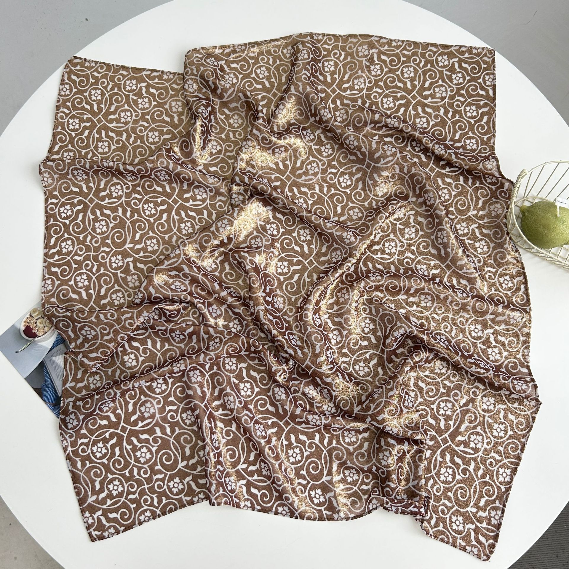 2025 Pañuelo brillante de moda europea y americana verano todo-fósforo nuevo estilo transfronterizo venta caliente bufanda de seda árabe 70 bufanda cuadrada pequeña