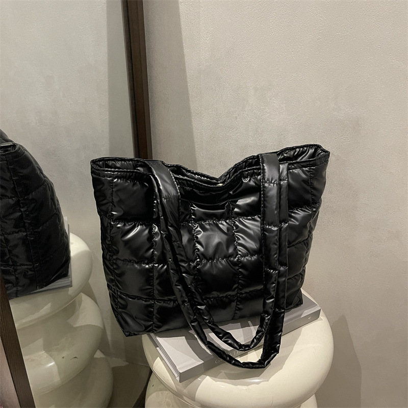 Europa y América retro bolsas de gran capacidad otoño y invierno nuevo estilo cuadrado bolsas de hombro de algodón plumón temperamento simple bolsas de mano
