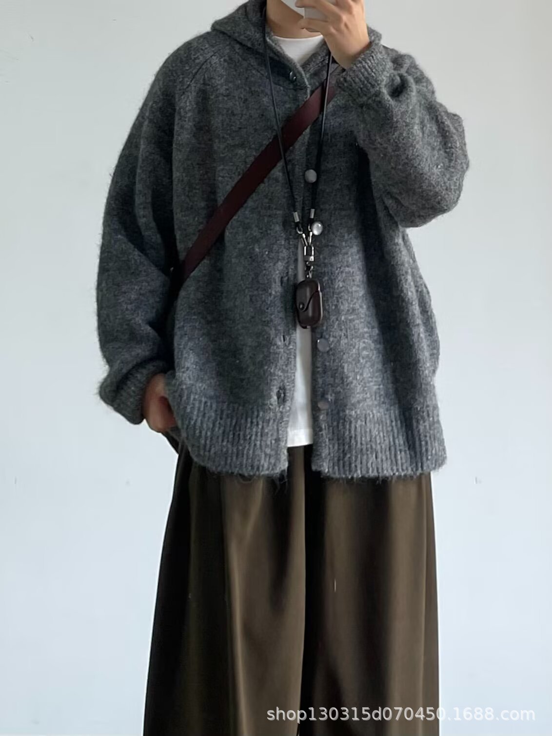 2025 otoño y invierno de alta calidad sensación de lana perezosa mezcla de lana femenina gruesa con sudadera con capuz para hombres blando nicho de punto glutinoso