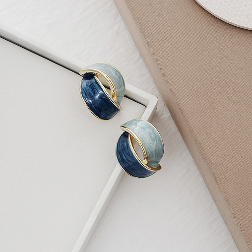 Oil paint tones.  Retro Hong Kong style high-end contrasting color earrings, geometric earrings, earrings, mosquito coil discs, non-pierced earrings