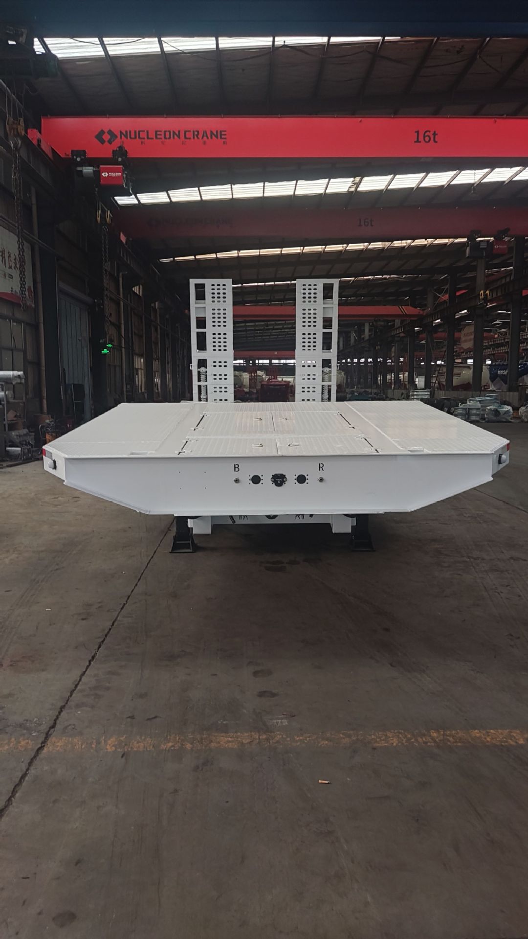 Excavator trailer for large equipment transportation, three-axle ladder-type hook trailer, heavy-duty engineering machinery transport