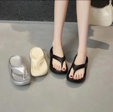 银色人字女鞋外穿2025新款网红同款厚底人字女拖夹脚拖鞋沙滩批发