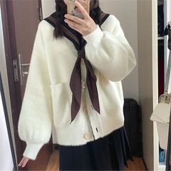 秋冬スタイルの秋はコートを着てゆったりとしたニットカーディガンを着ています。