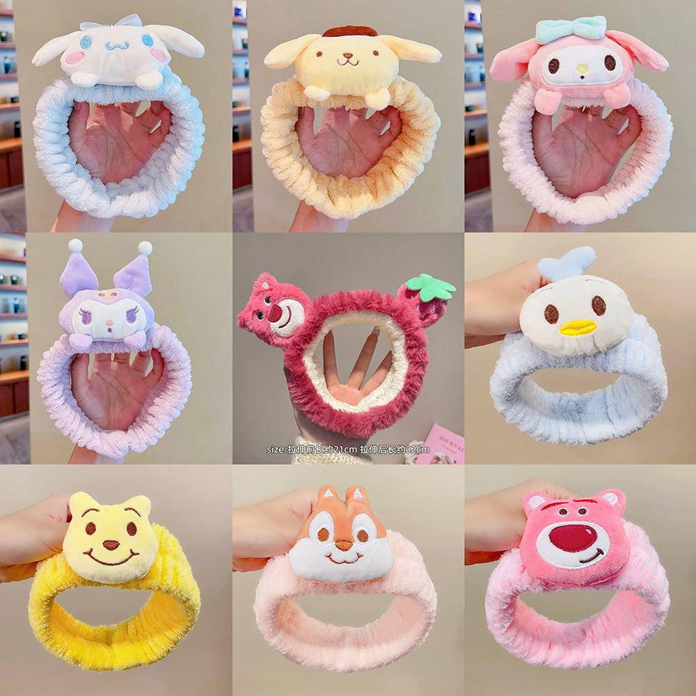 顔を洗って髪を洗って新型の少女の韓国の化粧をつけてマスクの専用のカチューシャをつけます。