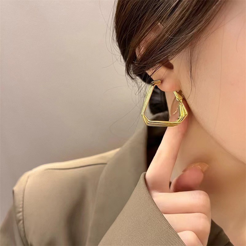 金色の耳飾り ~ 冷たい風の金属の質感の耳の輪のピアスの女性の個性はファッションの欧米の風の爆発的なイヤリングを合わせます。|undefined