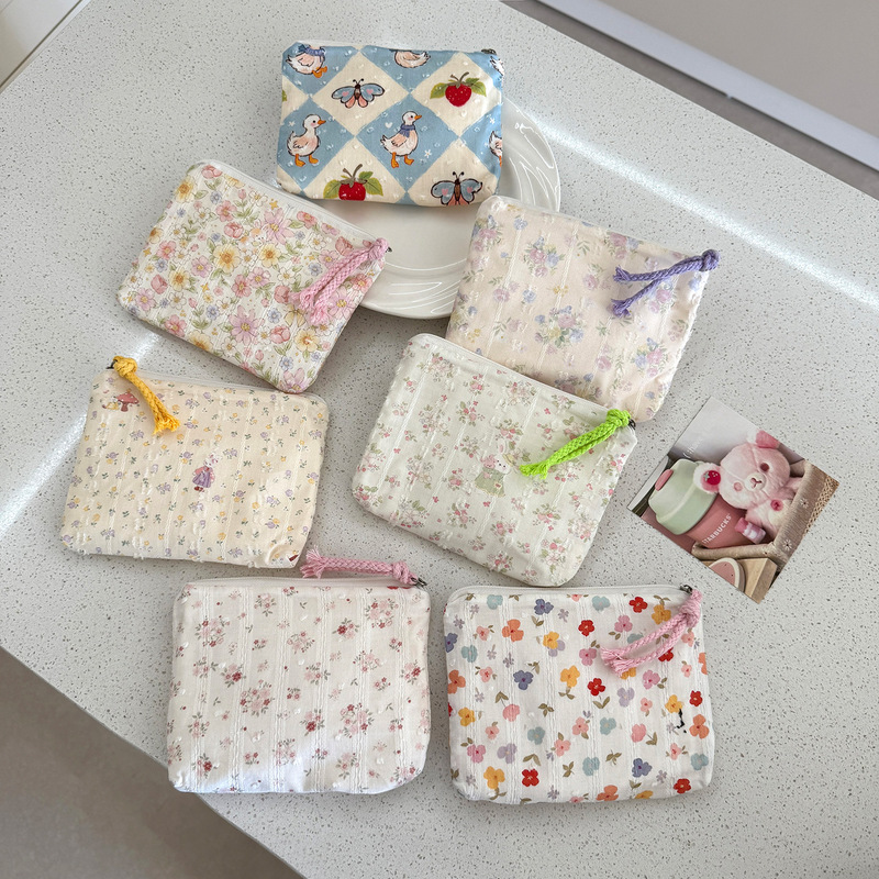 Highly stylish and fresh floral print portable storage bag for outings, portable lipstick makeup bag, women's sanitary napkin cream-colored miscellaneous items coin purse Highly stylish and fresh floral print portable storage bag for outings, portable lipstick makeup bag, women's sanitary napkin cream-colored miscellaneous items coin purse