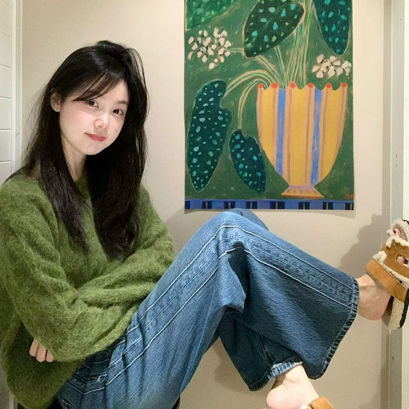 2025新款温柔风绿色毛绒圆领长袖毛衣女秋季百搭减龄休闲显瘦上衣