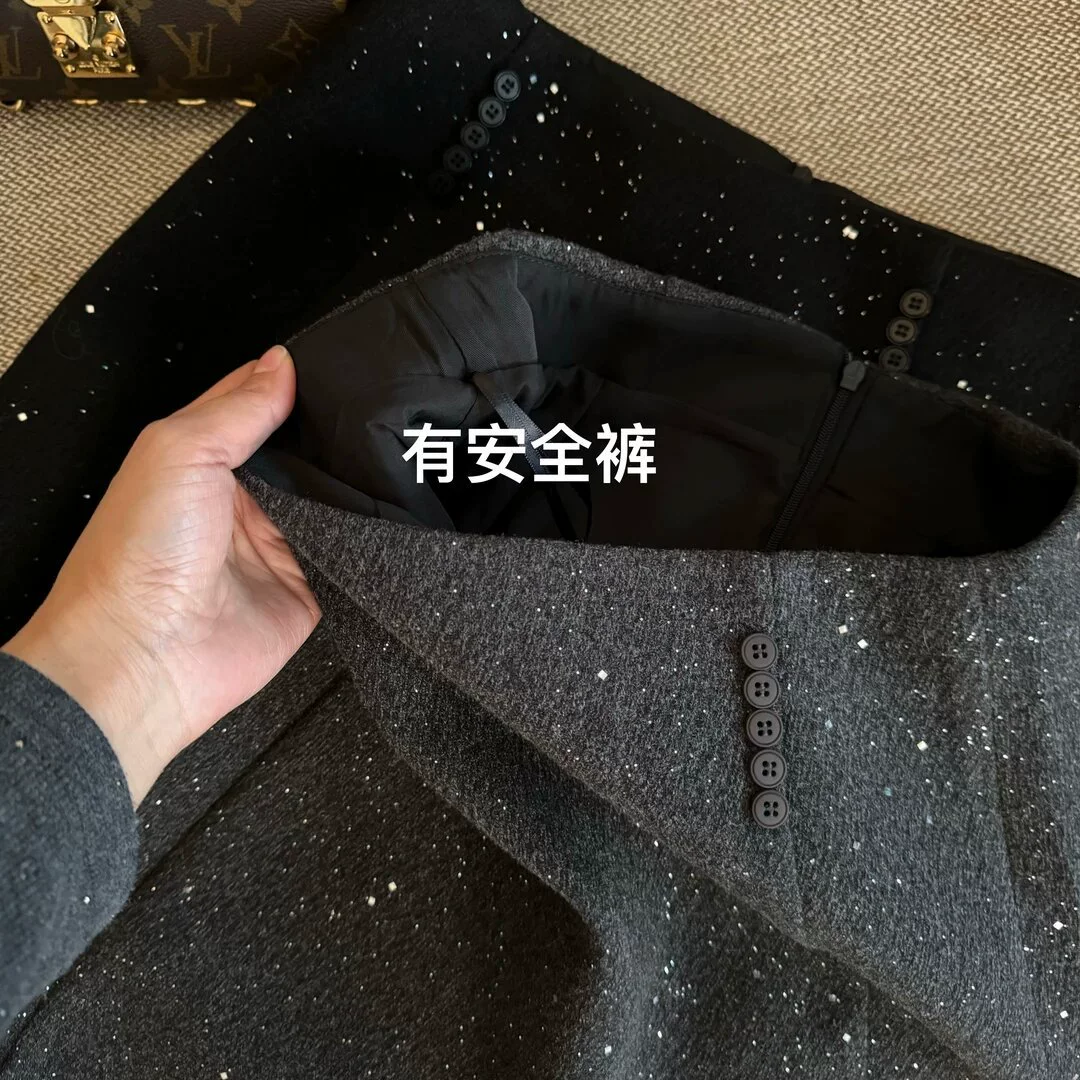 Winter skirt, A-line, hip-accented