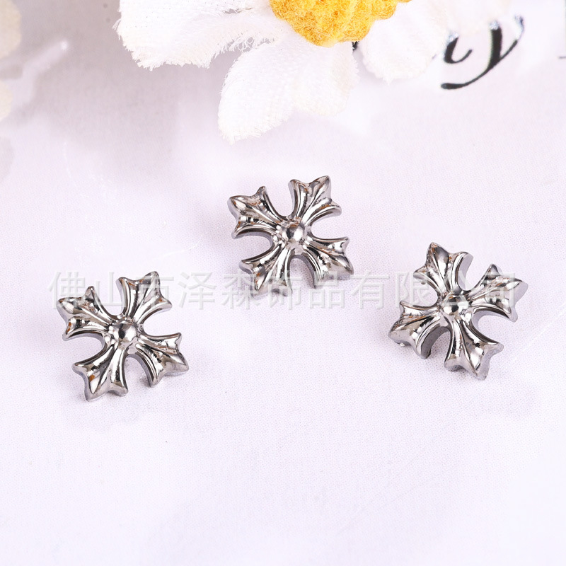 Silver pointed spike labret stud material detail