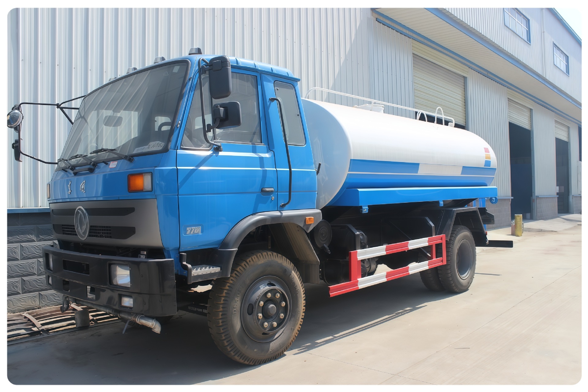 Dongfeng Tianjin sprinkler truck is compatible with various specifications of water tanks and can be used for road maintenance and dust suppression in different working conditions