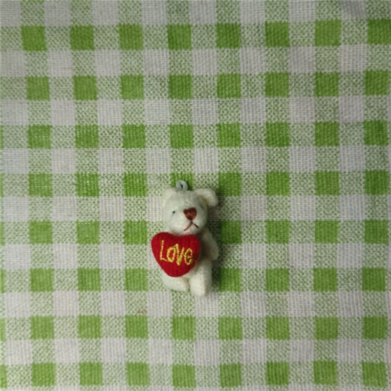 큰 빨간 하트를 안고 있는 3cm 쌀백곰