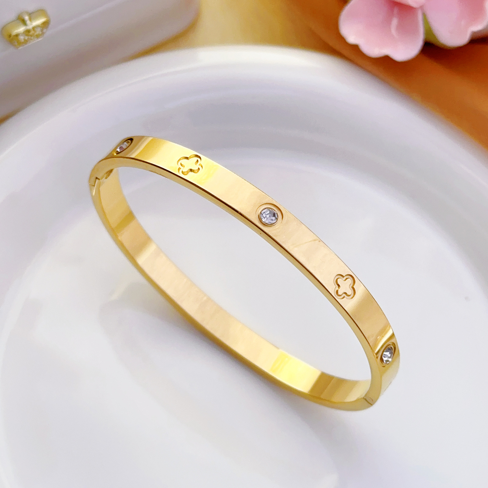 Pulsera mujer moda transfronteriza flor de cuatro hojas pulsera de flor de ciruelo acero inoxidable con incrustaciones de diamantes temperamento femenino moda titanio acero pulsera joyería