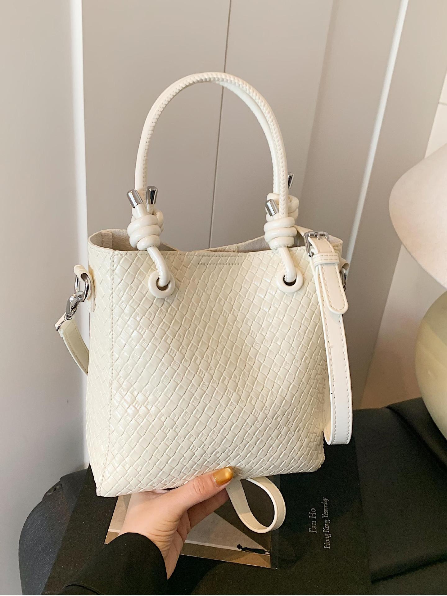 Bolso de cubo portátil tejido de comercio exterior femenino 2025 nuevo estilo estilo estilo occidental todo-fósforo bolso de mensajero de fuego súper casual simple