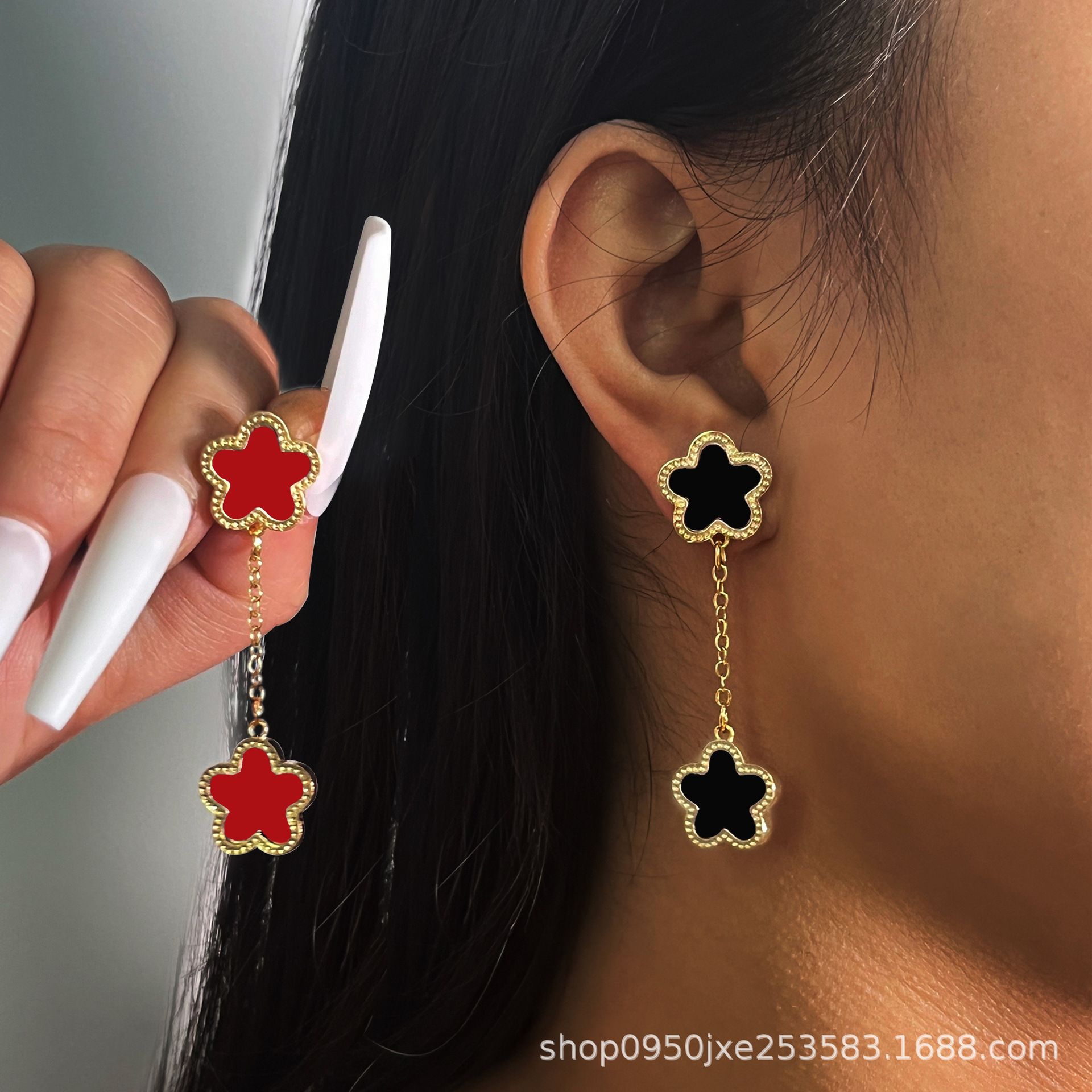 챙이 넓은 매화 2 섹션 귀걸이 빨간색과 검은 색
