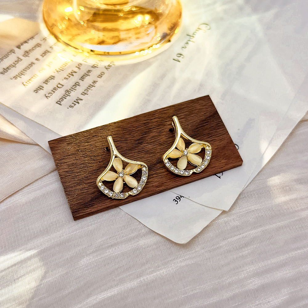 48 # flor beige de cinco pétalos