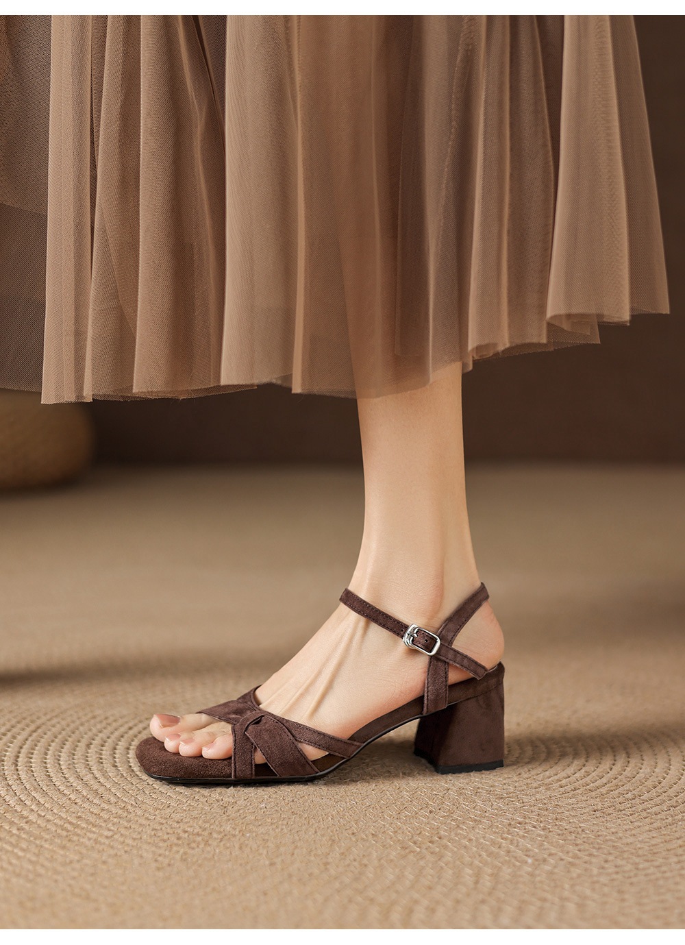Sandal nữ mũi vuông hở ngón chân da lộn gót thấp quai ngang khóa một dây — màu nâu chi tiết 14