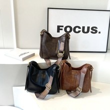 包包女士新款潮感时尚斜挎包复古今年流行宽带单肩水桶包一件批发