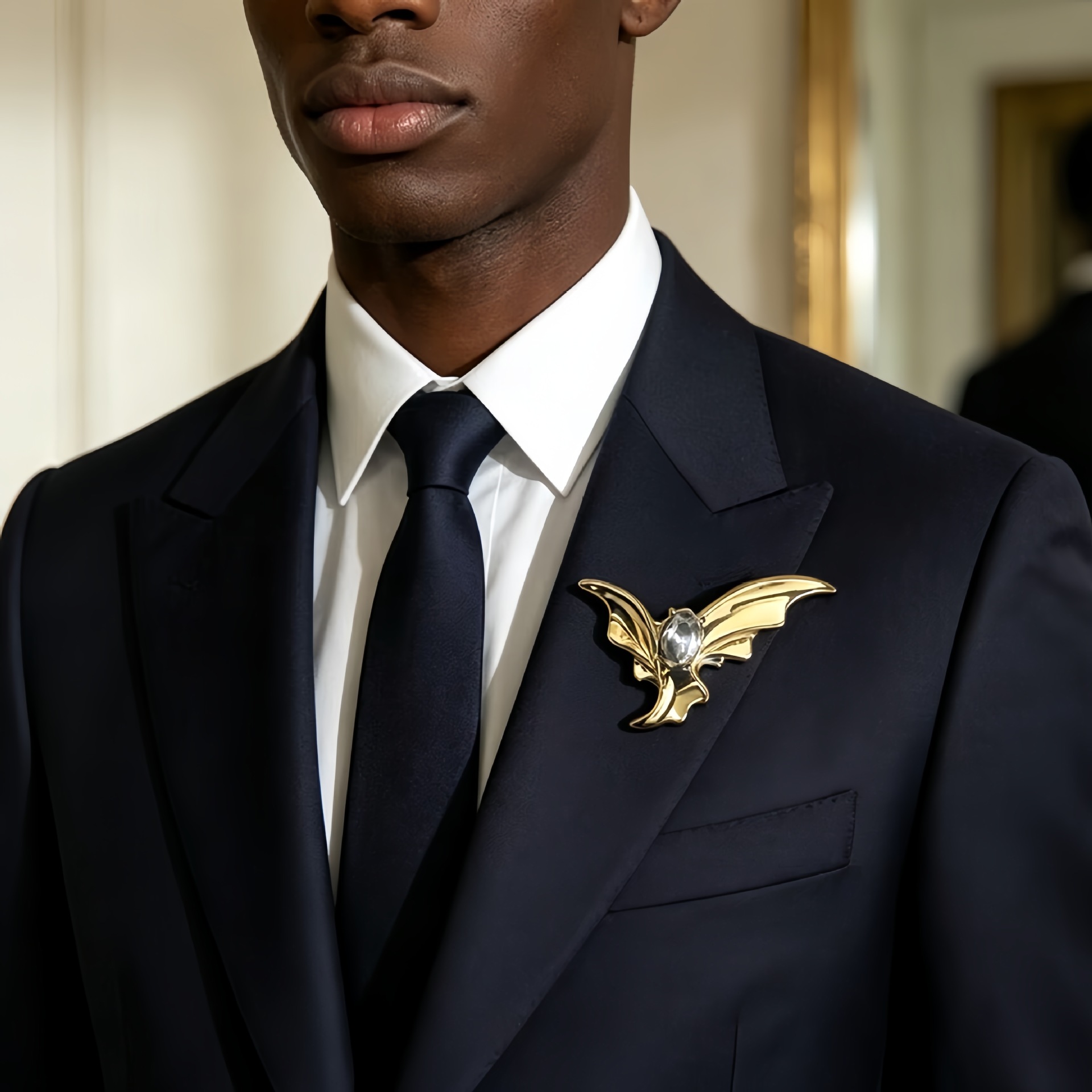 European And American Stle Metal Crstal Bat Brooch, Light Luxur Diamond-encrusted Wing Pin, High-end Fashion_voghion.com