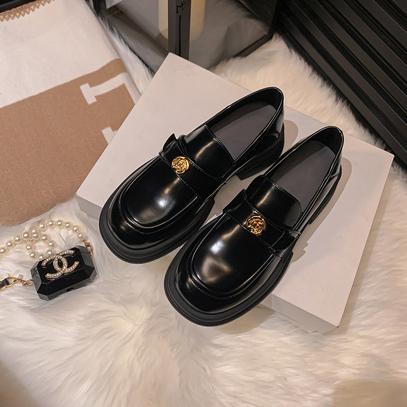 포도엄마와 같은 스타일의 2024년 봄 영국풍 천연 가죽 코인 모양 굽이 두꺼운 로퍼 여성용 통기성 편안한 신발