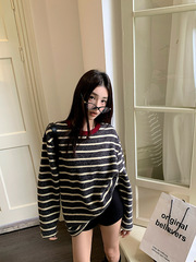 色のストライプのゆったりした長袖のニットtシャツの婦人服の秋のデザイン感があります。