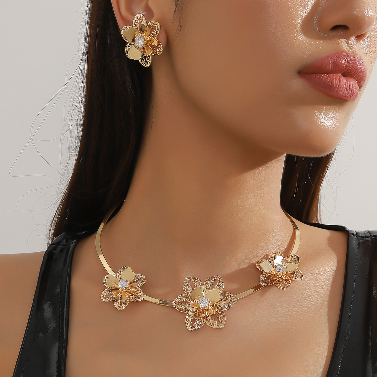 Tren transfronterizo europeo y americano collar de flores de oro aretes combinación conjunto ins pasarela personalidad simple joyería de moda