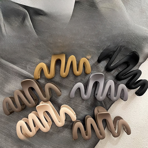 Extra-large wave claw clip for women's nape, braided hair shark clip with abundant hair volume, multiple hair clips with a high-end hair accessory.