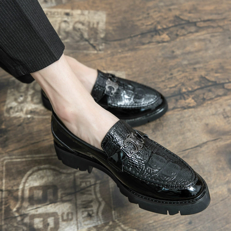 Британские модные маленькие кожаные туфли, мужские осенние кожаные туфли без шнуровки для стилистов, толстая подошва, увеличенная лакированная кожа, глянцевый острый носок, модная мужская обувь