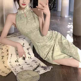 新中式国风清冷感绿色改良旗袍性感风情万种绝美挂脖连衣裙女夏季
