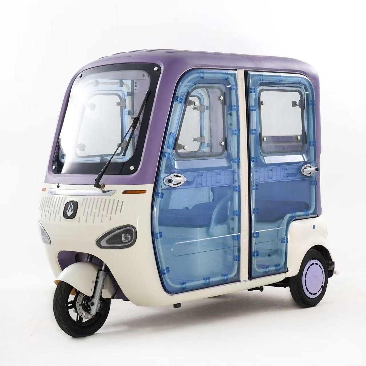 Triciclo eléctrico con puerta