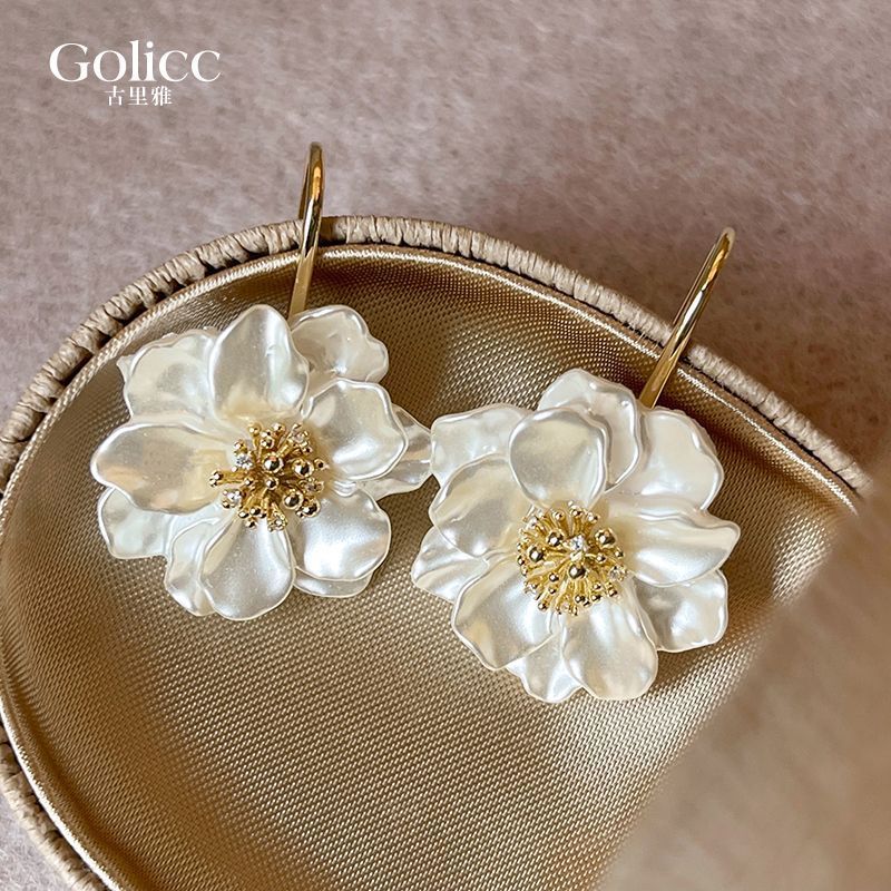 Orejas con flores blancas