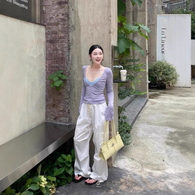 气质辣妹风大领口设计感紫色T恤女2025新款修身显瘦百搭长袖上衣|undefined