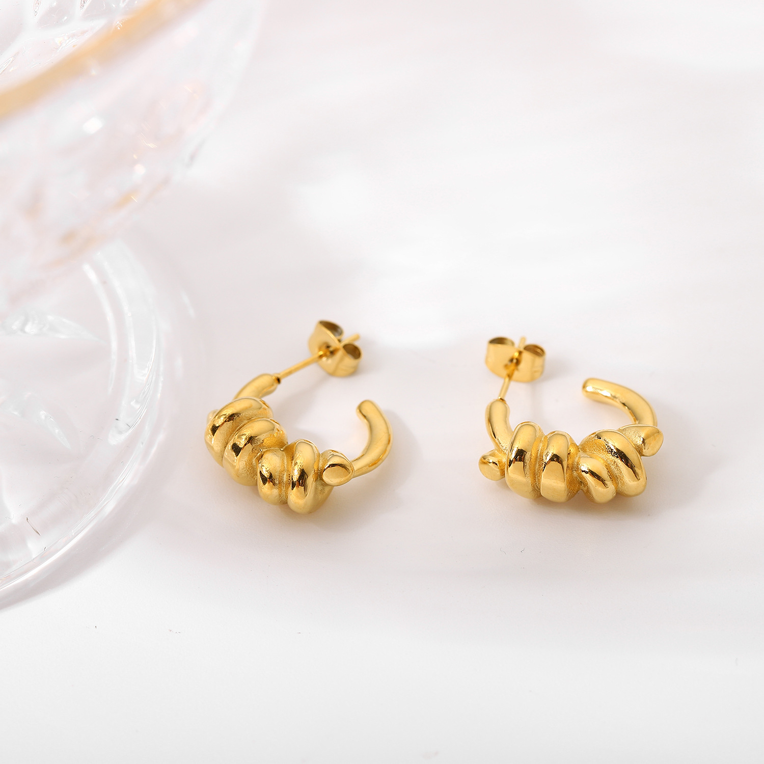 Fashion Style 18k Gold Stainless Steel Retro Winding C-shaped Earrings Geometric Earrings display picture 2