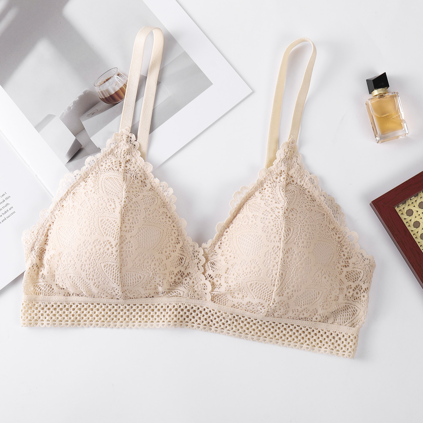 Bra de encaje sin anillo de acero triángulo francés hermosa espalda sexy cabina de soporte para la ropa interior de la niña cómoda y transpirable