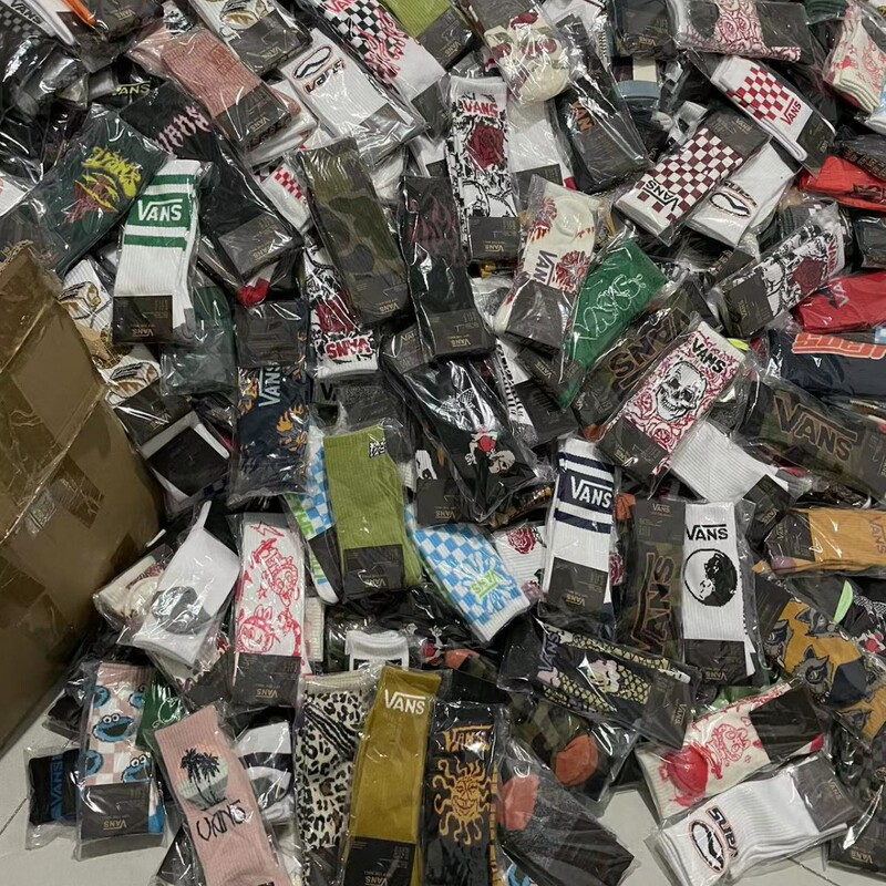 Special offer stock Vans socks, foreign trade towel-soled mid-length sports socks for men and women, skateboard socks, individually packaged socks Special offer stock Vans socks, foreign trade towel-soled mid-length sports socks for men and women, skateboard socks, individually packaged socks