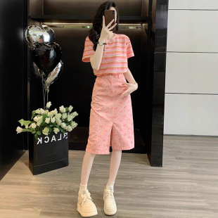 ���ս^���Εr�����eС���bŮ�p�g�l�y�������·�ɫţ��ȹ�ɼ���Ů