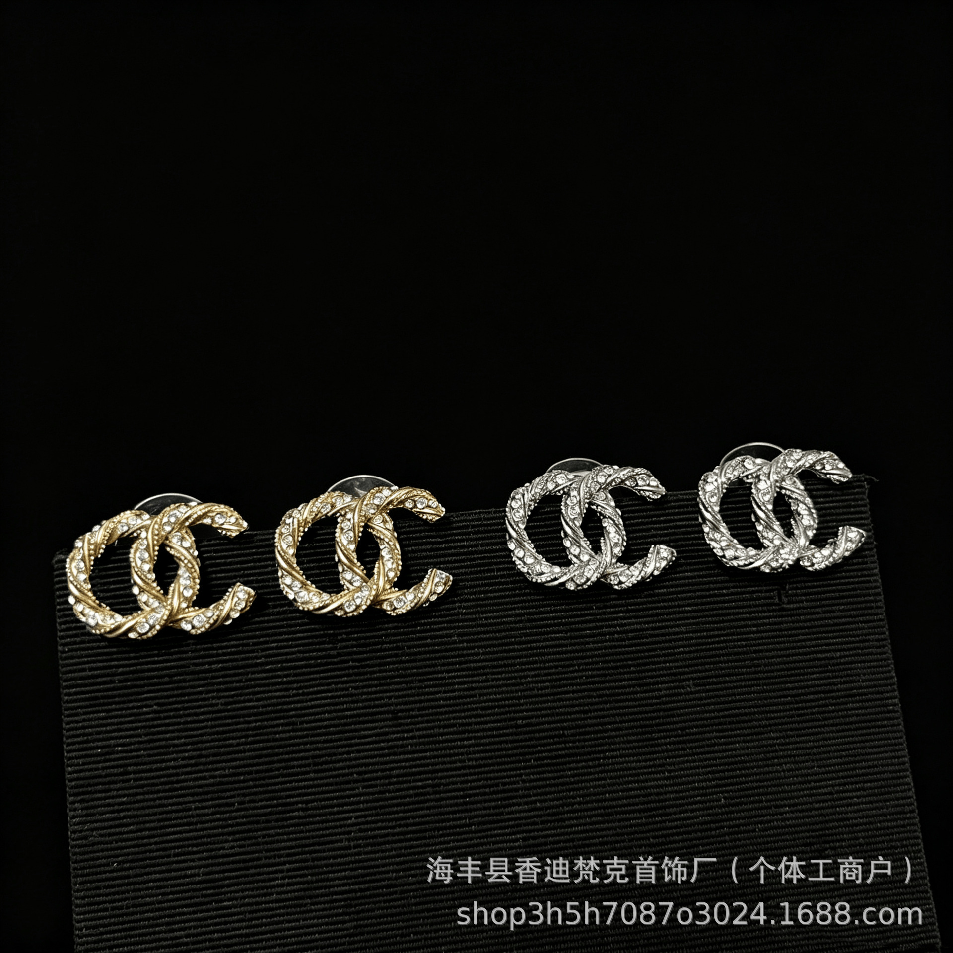 공장 도매 소향풍 쌍C 자모 가득 드릴 귀걸이 여성 고전 경사 패션 심플 폭