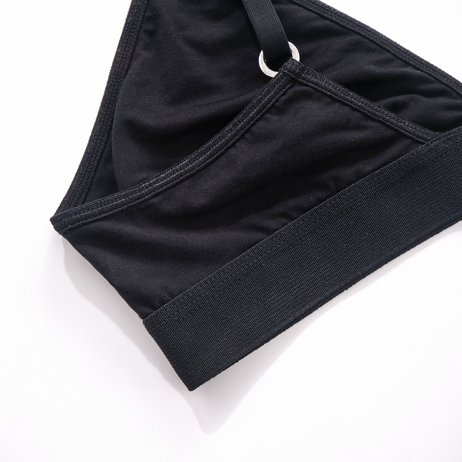 Completo intimo da donna nero in fibra di bambù, composto da reggiseno e slip, semplice e comodo, a due pezzi con triangolo in tinta unita._voghion.com