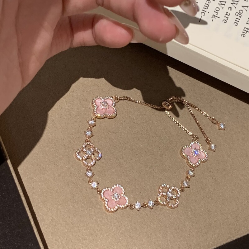 Barbie Pink Lucky Four-Leaf Clover Pink Shell Bracelet, Hollow Design, Fresh and Delicate, Sparkling with Rhinestones, Sweet and Elegant, Wholesale Barbie Pink Lucky Four-Leaf Clover Pink Shell Bracelet, Hollow Design, Fresh and Delicate, Sparkling with Rhinestones, Sweet and Elegant, Wholesale